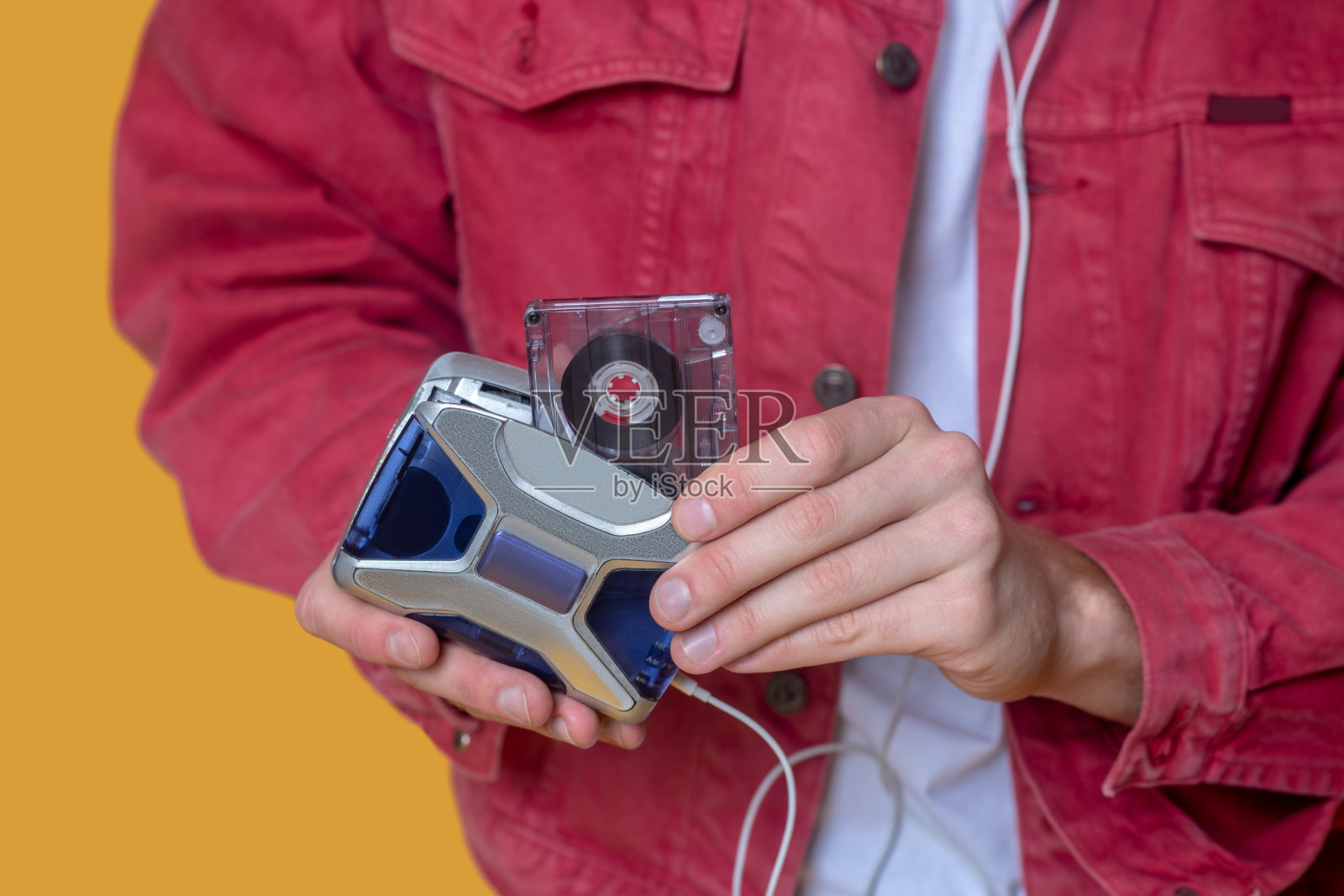 一个男人把卡带插入播放器照片摄影图片