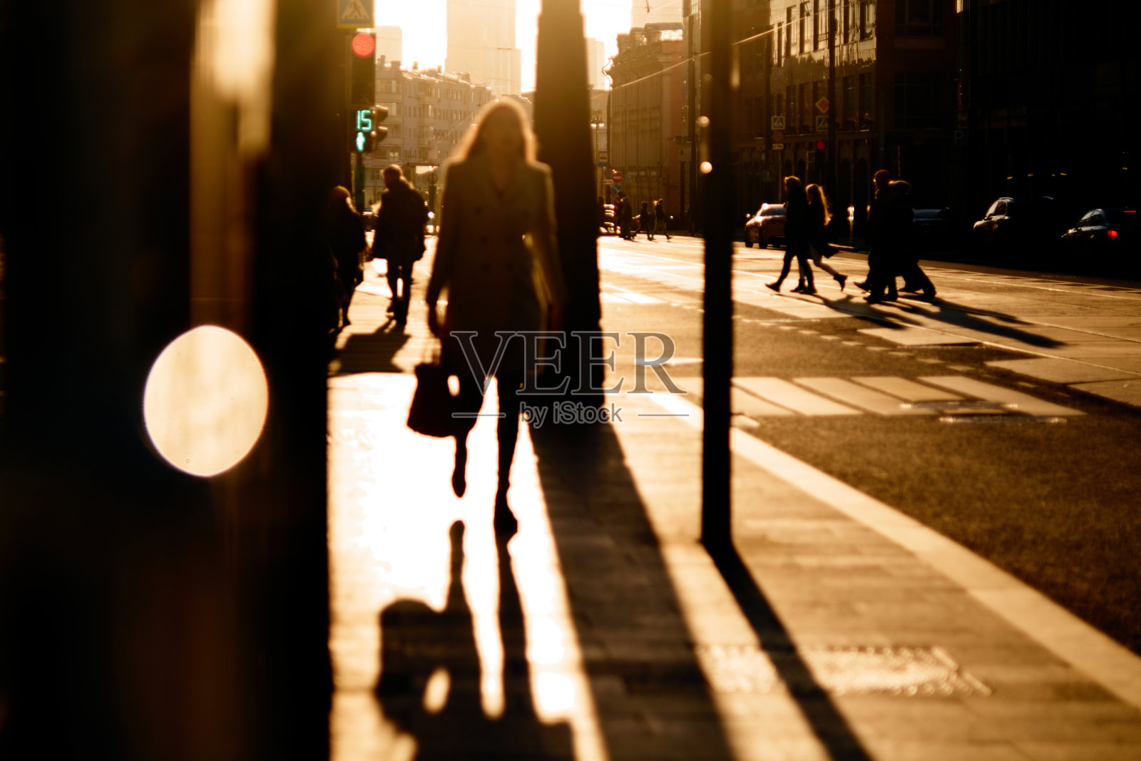 俄罗斯莫斯科，人们在美丽的夜晚灯光下行走。照片摄影图片