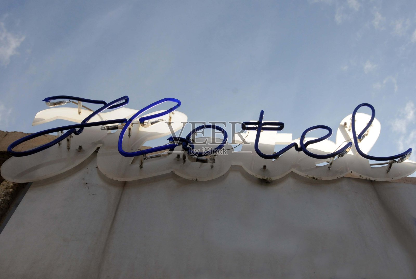 酒店的招牌墙上挂着蓝天照片摄影图片