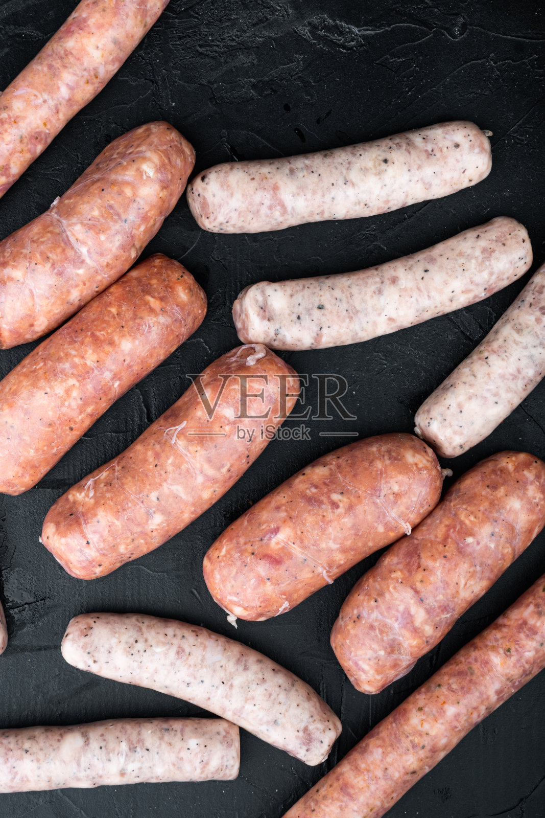生香肠，俯视图，黑色背景照片摄影图片