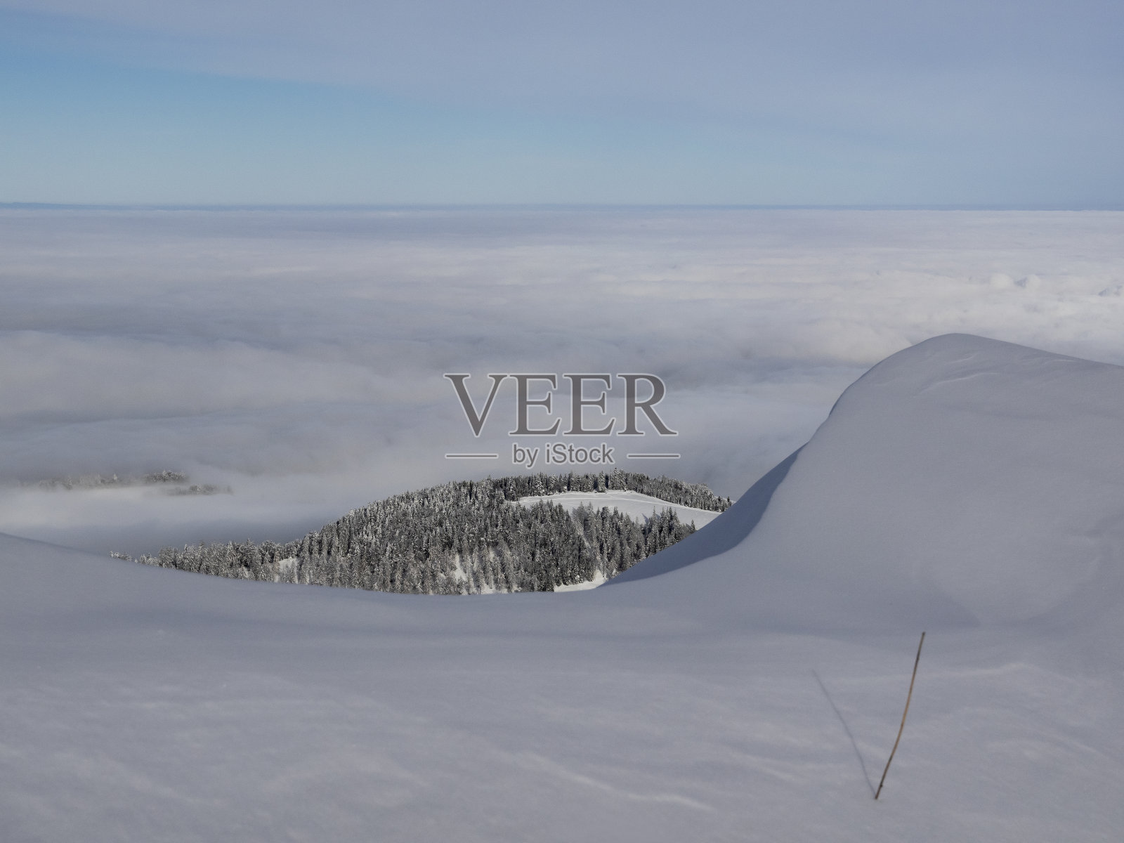 俯瞰雪堆进入山谷照片摄影图片