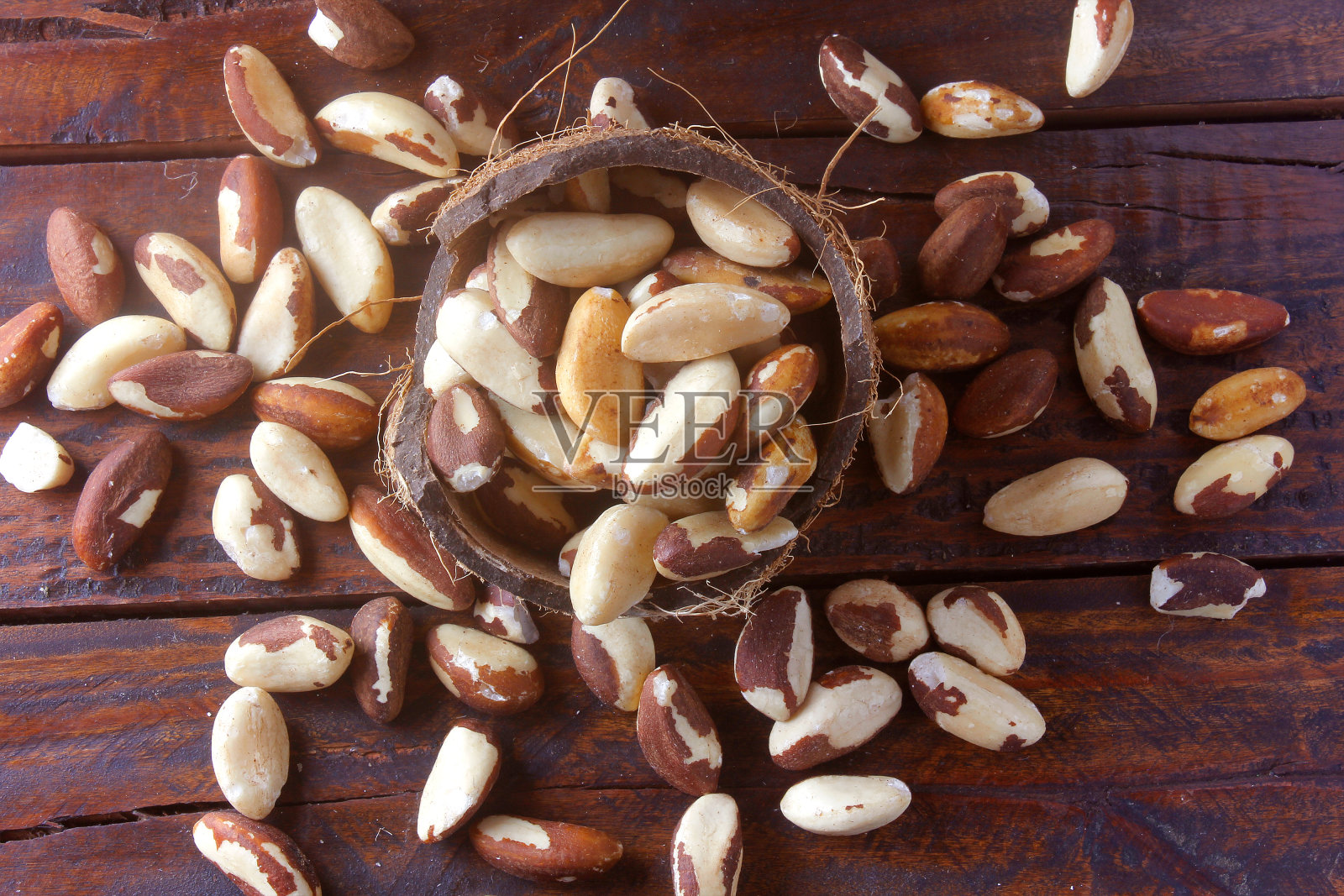 帕拉(Para)或巴西坚果的栗子，葡萄牙语:Castanha-do-Pará或Castanha-do-Brasil，放在质朴的木桌上的碗里。照片摄影图片