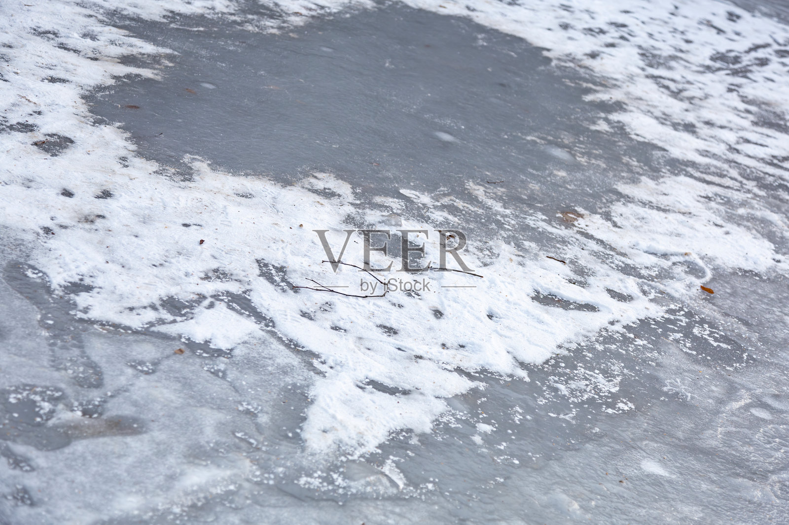 结冰的水面上覆盖着白雪照片摄影图片