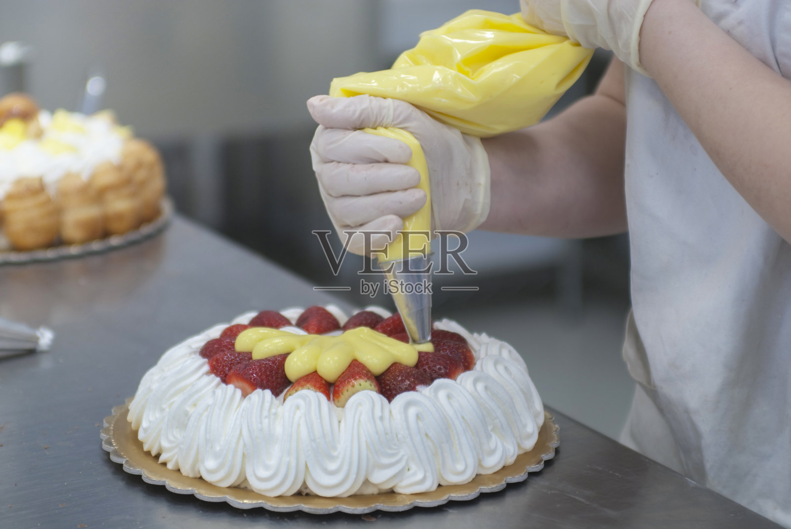 用尚蒂伊奶油做蛋糕装饰照片摄影图片