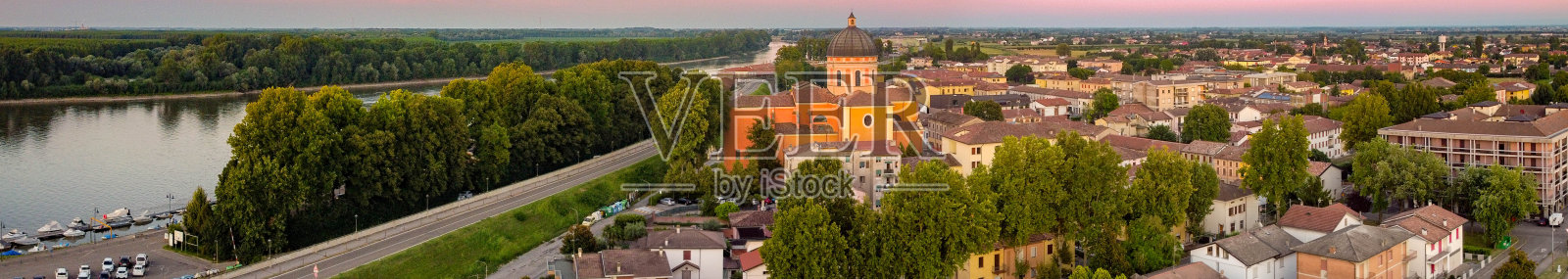 意大利伯勒托镇的鸟瞰图照片摄影图片