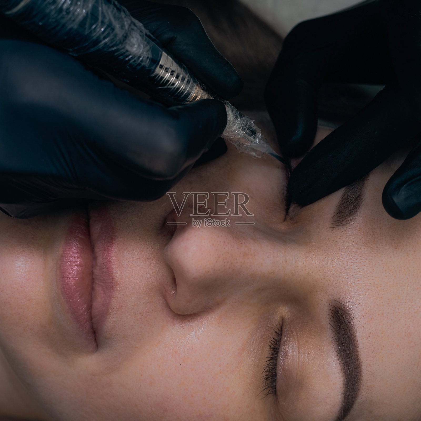 永久性的眉毛化妆程序。眉纹，工艺。眉妆大师使用的永久性眉妆工具照片摄影图片