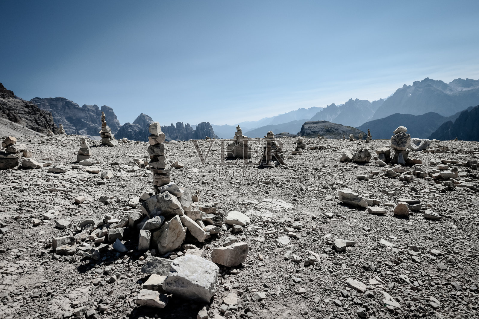 堆积在荒山中的石头景观照片摄影图片