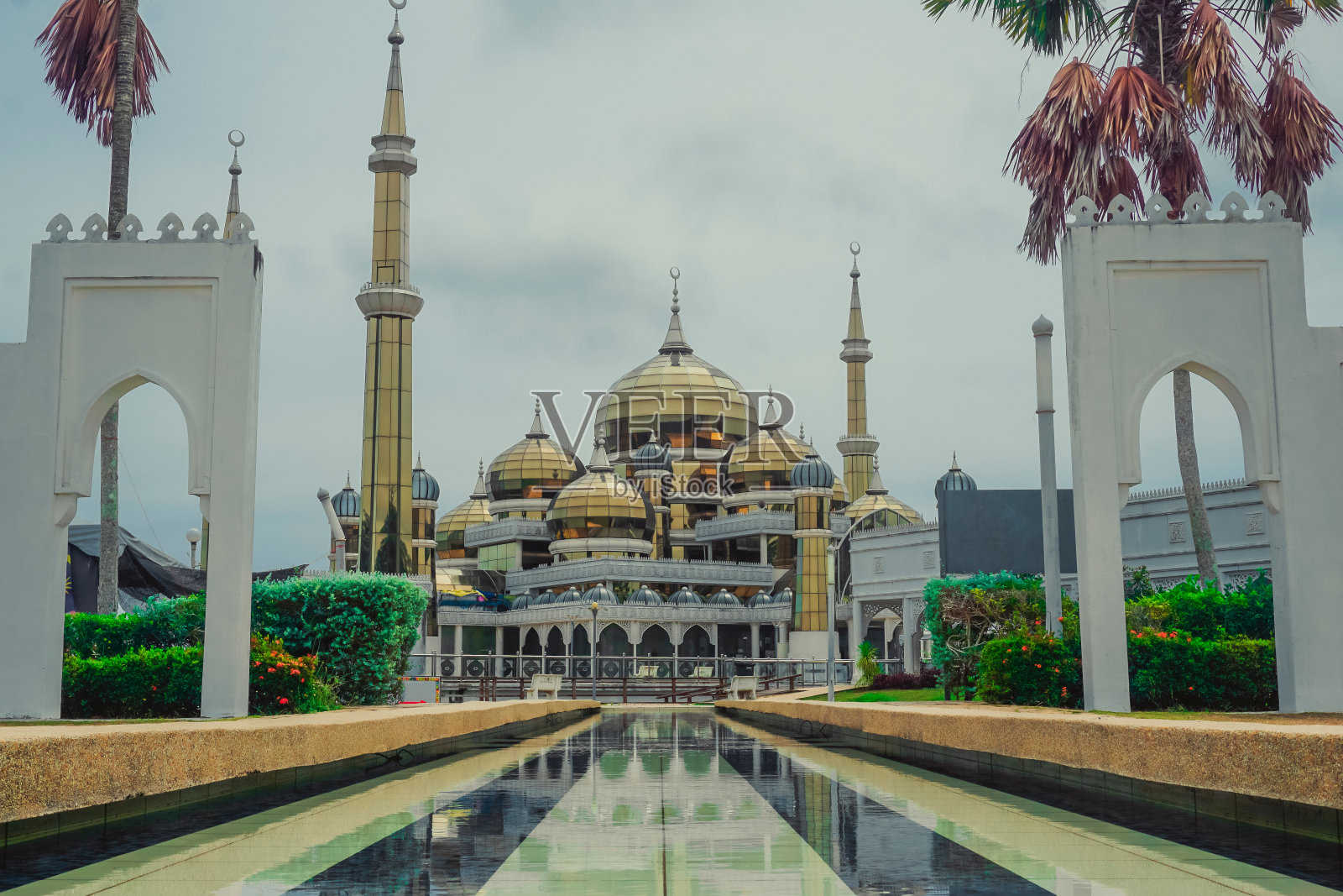马来西亚丁加奴市美丽的水晶清真寺照片摄影图片