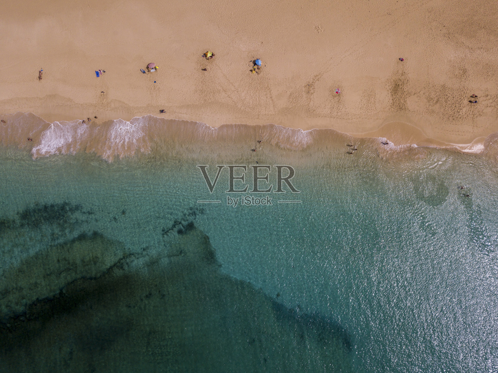 拉格拉西奥萨岛锯齿状的海岸和海滩鸟瞰图。拉斯康查斯海滩上的游泳者。兰萨罗特岛。加那利岛。西班牙。照片摄影图片