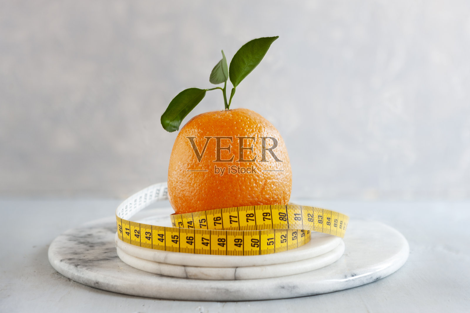 柑橘类水果和厘米。新鲜水果，减肥概念，饮食，生酮饮食，间歇性禁食照片摄影图片