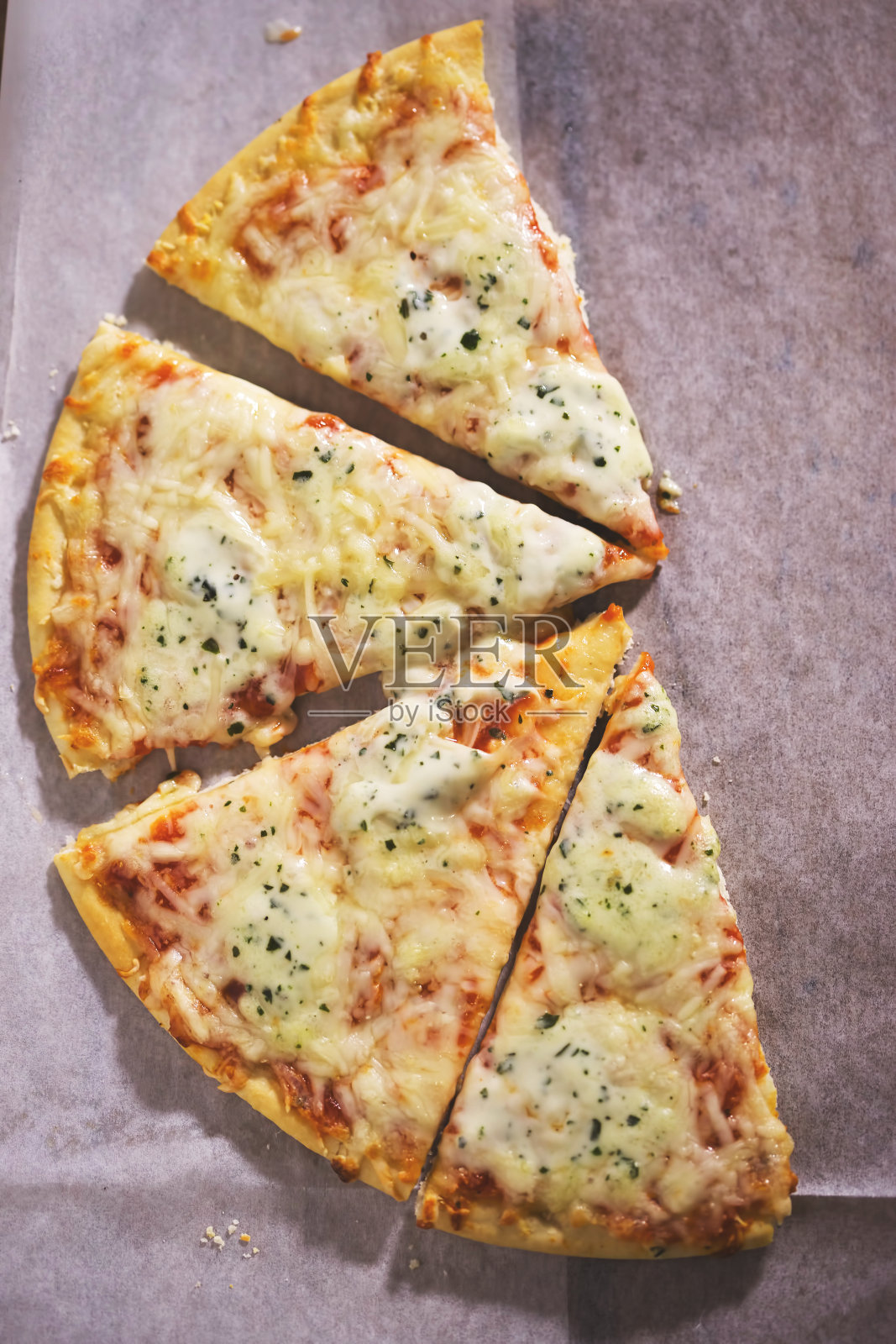 四个芝士披萨加番茄酱照片摄影图片