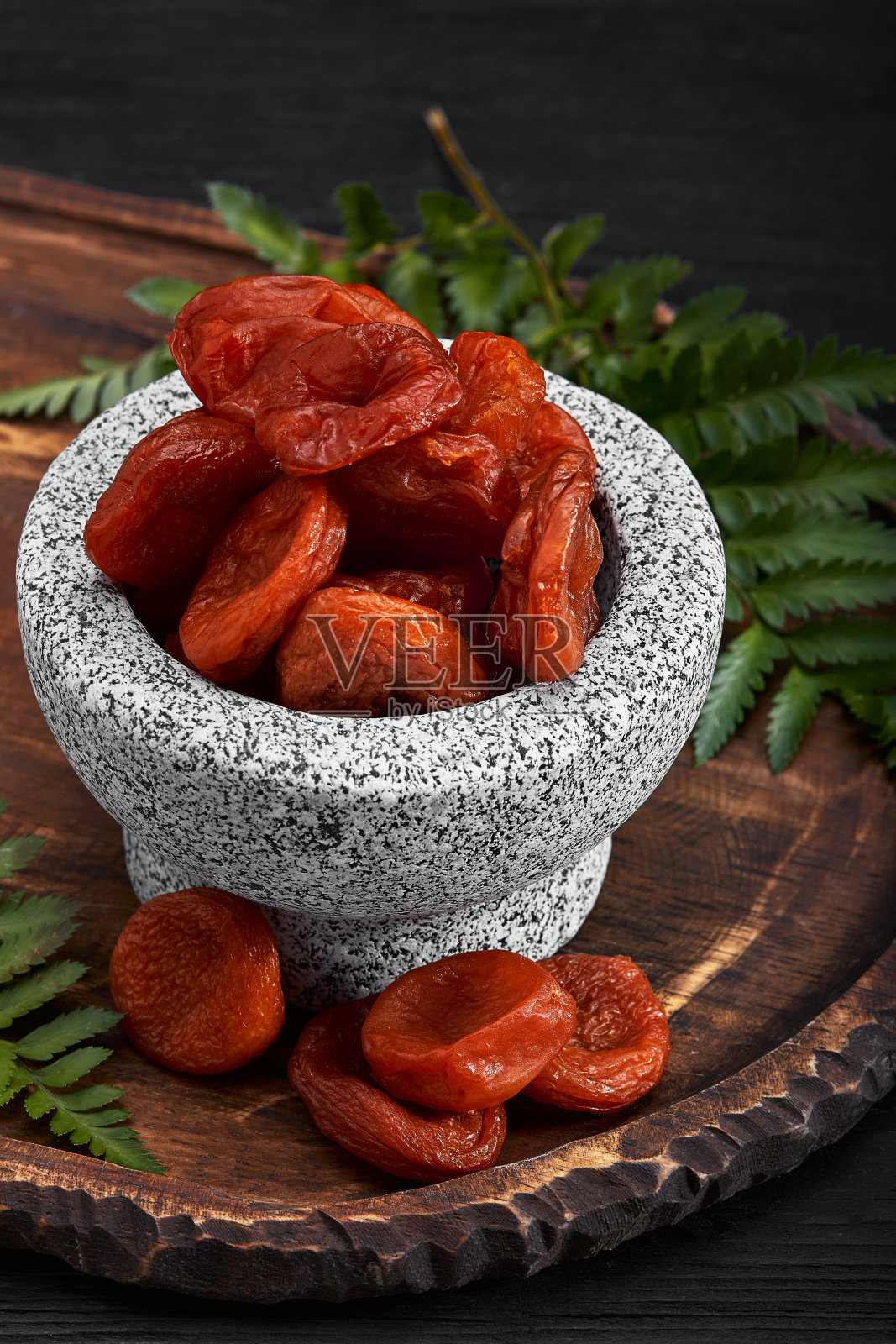 黑木背景上的杏干。着色。有选择性的重点照片摄影图片