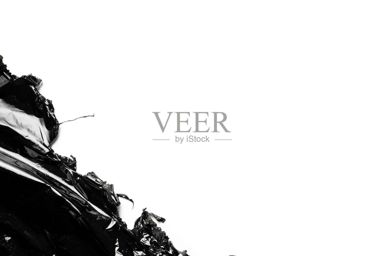 塑料质地的背景。用透明的暗色玻璃纸包在白色薄膜上。玻璃纸黑色闪亮的薄膜袋图案。创造性的皱巴巴的背景。照片摄影图片