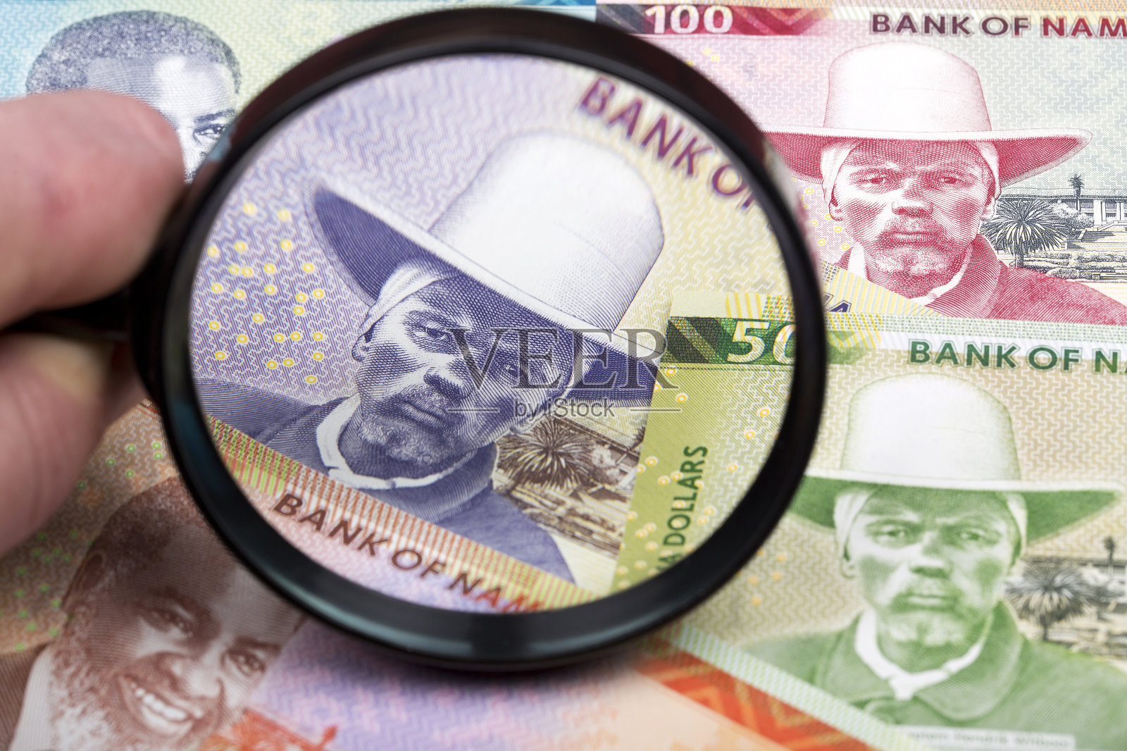 纳米比亚的钱放在放大镜里照片摄影图片