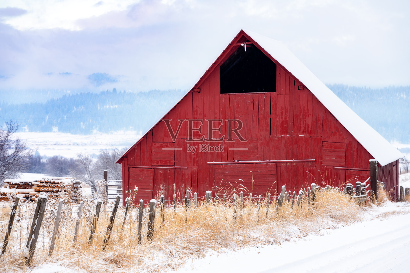 乡村公路边的经典红色农场谷仓照片摄影图片