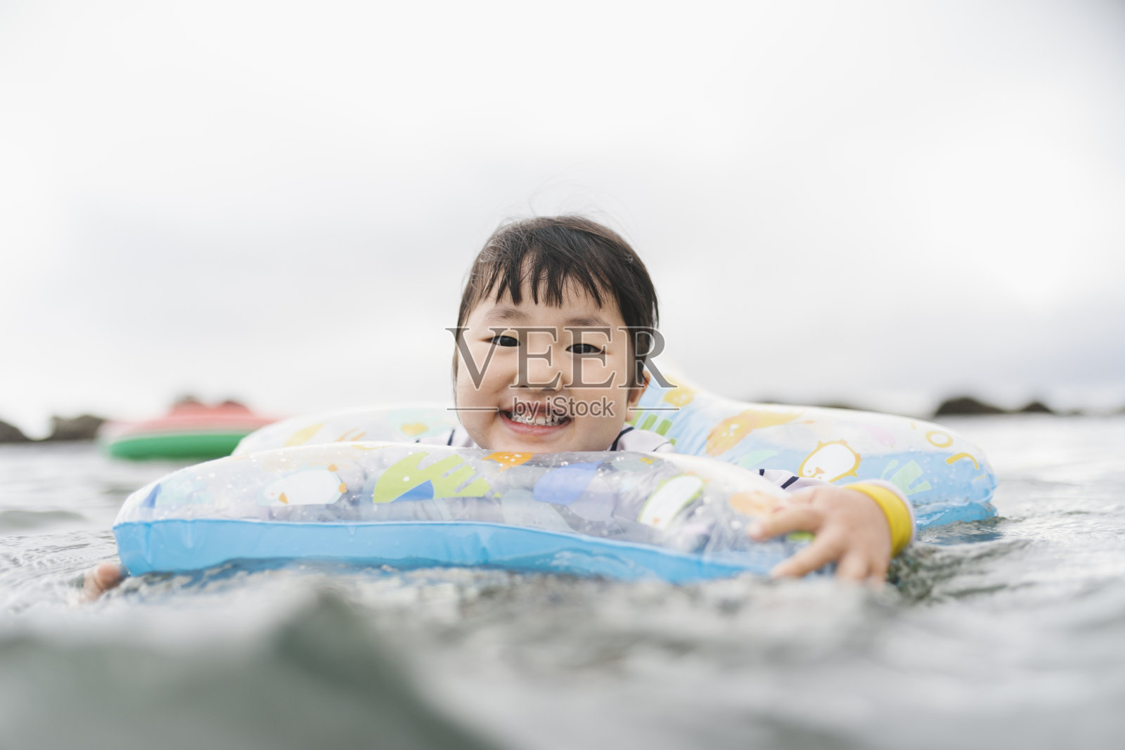 女孩在海里游泳照片摄影图片