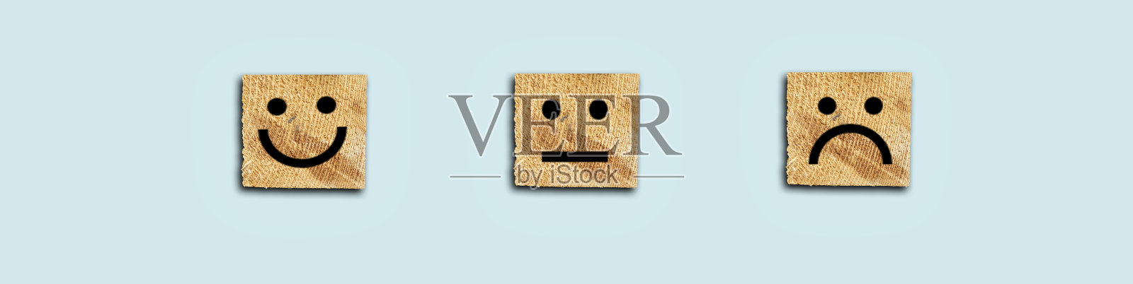 客户服务评价和满意度调查的概念。木制立方体上的脸图标照片摄影图片