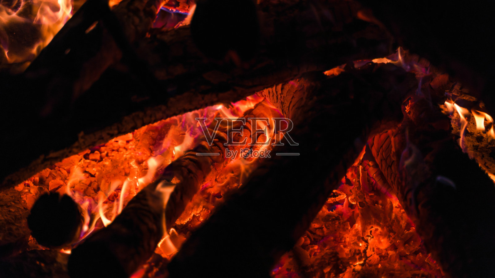 树枝和木头在大火中燃烧照片摄影图片