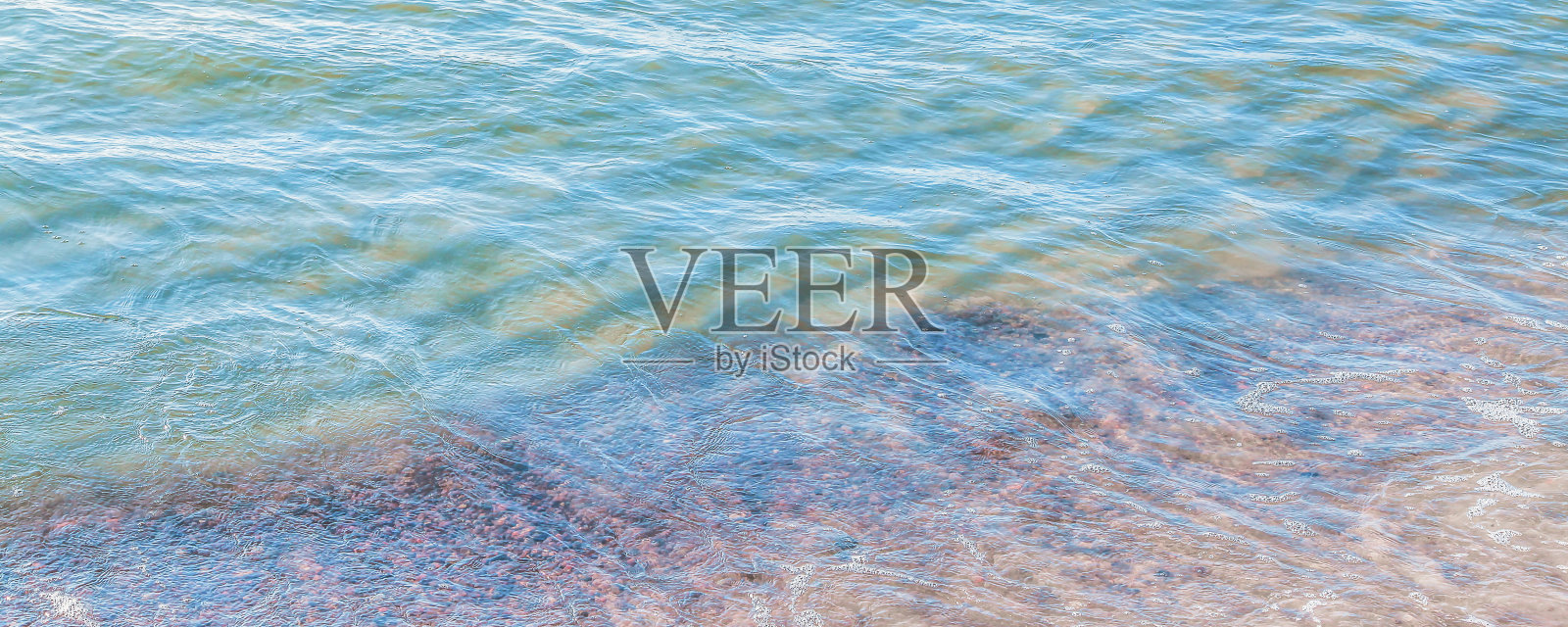 清澈湛蓝的海水与海洋泡沫，海景背景照片摄影图片