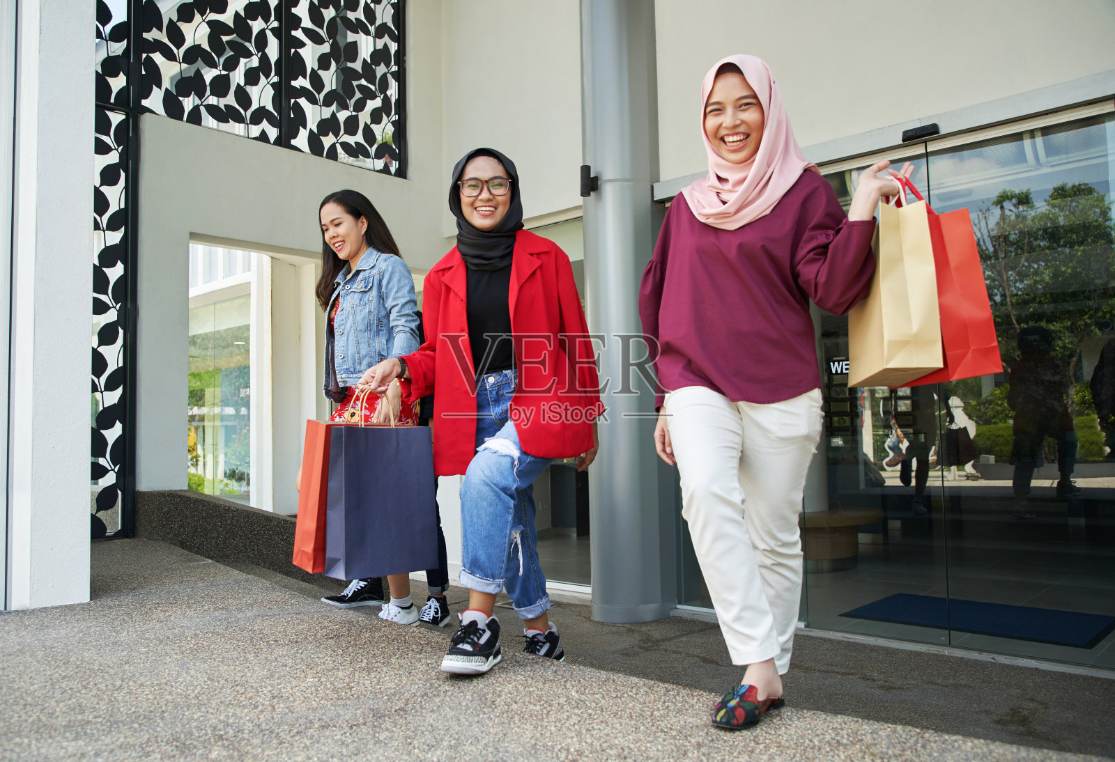 朋友们一起玩购物，拿着购物袋照片摄影图片