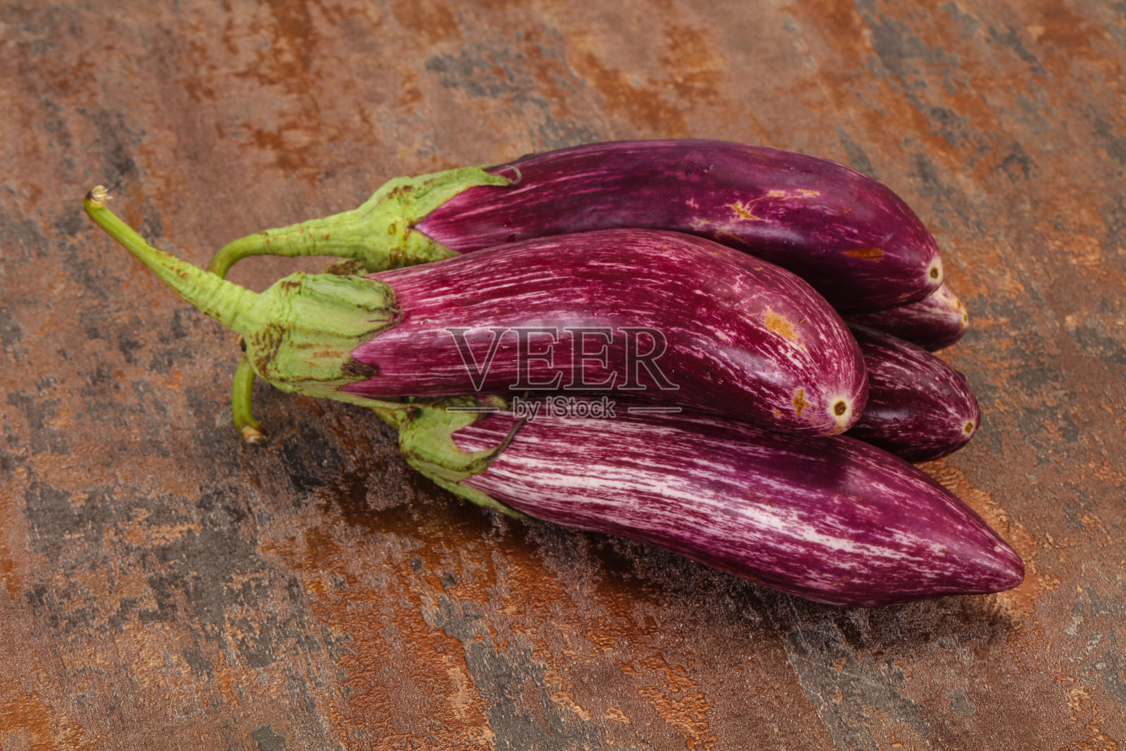 充满活力的美味成熟涂鸦茄子照片摄影图片