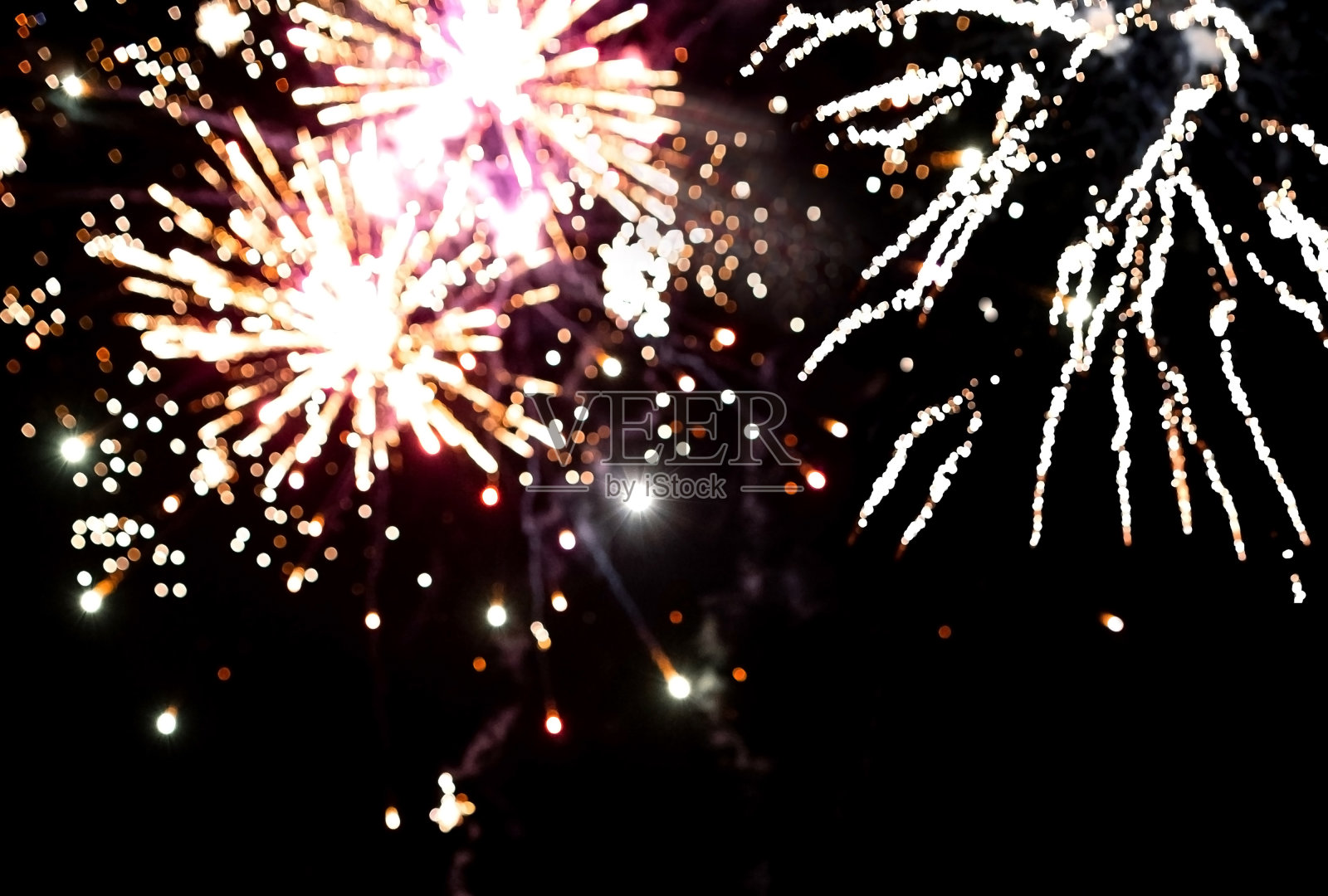 缤纷模糊的烟花在夜空中照片摄影图片