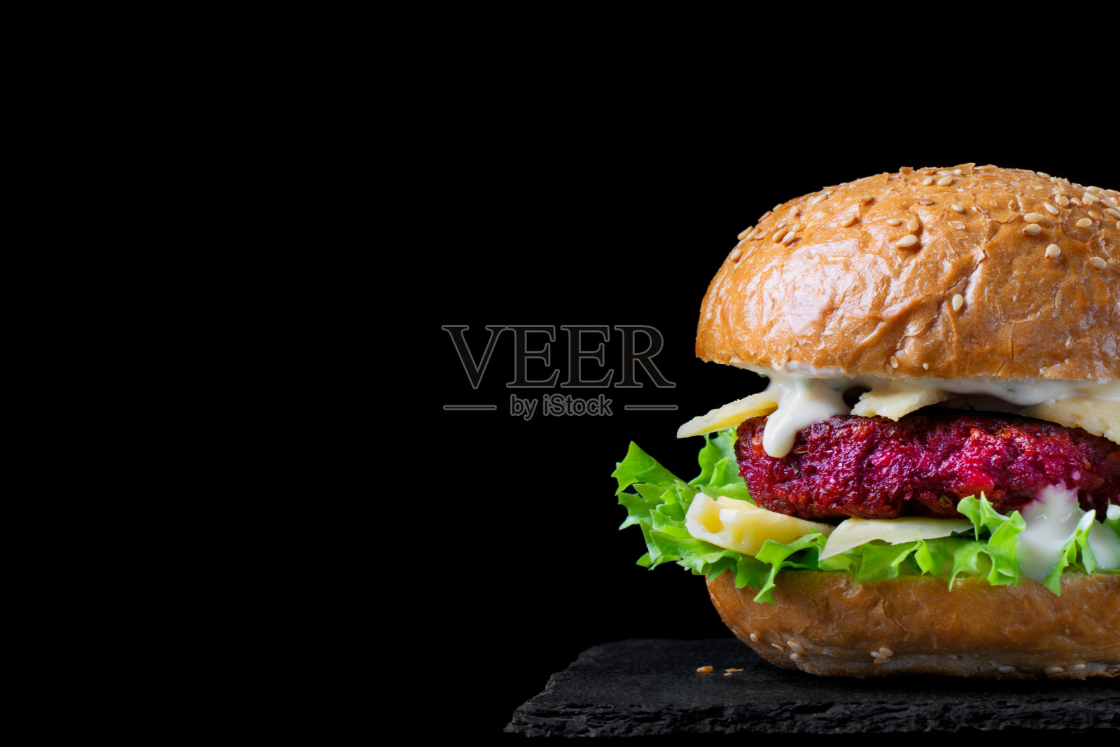 甜菜汉堡配生菜，奶酪和酸奶酱照片摄影图片