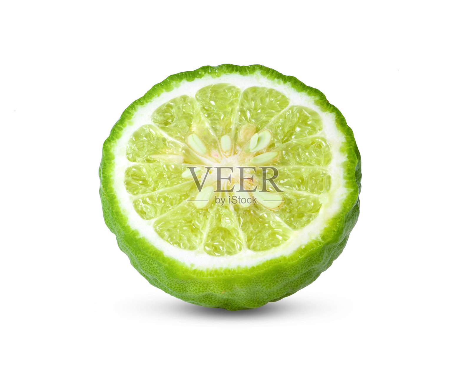 一半的佛手柑或卡菲加种子在白色的背景上照片摄影图片