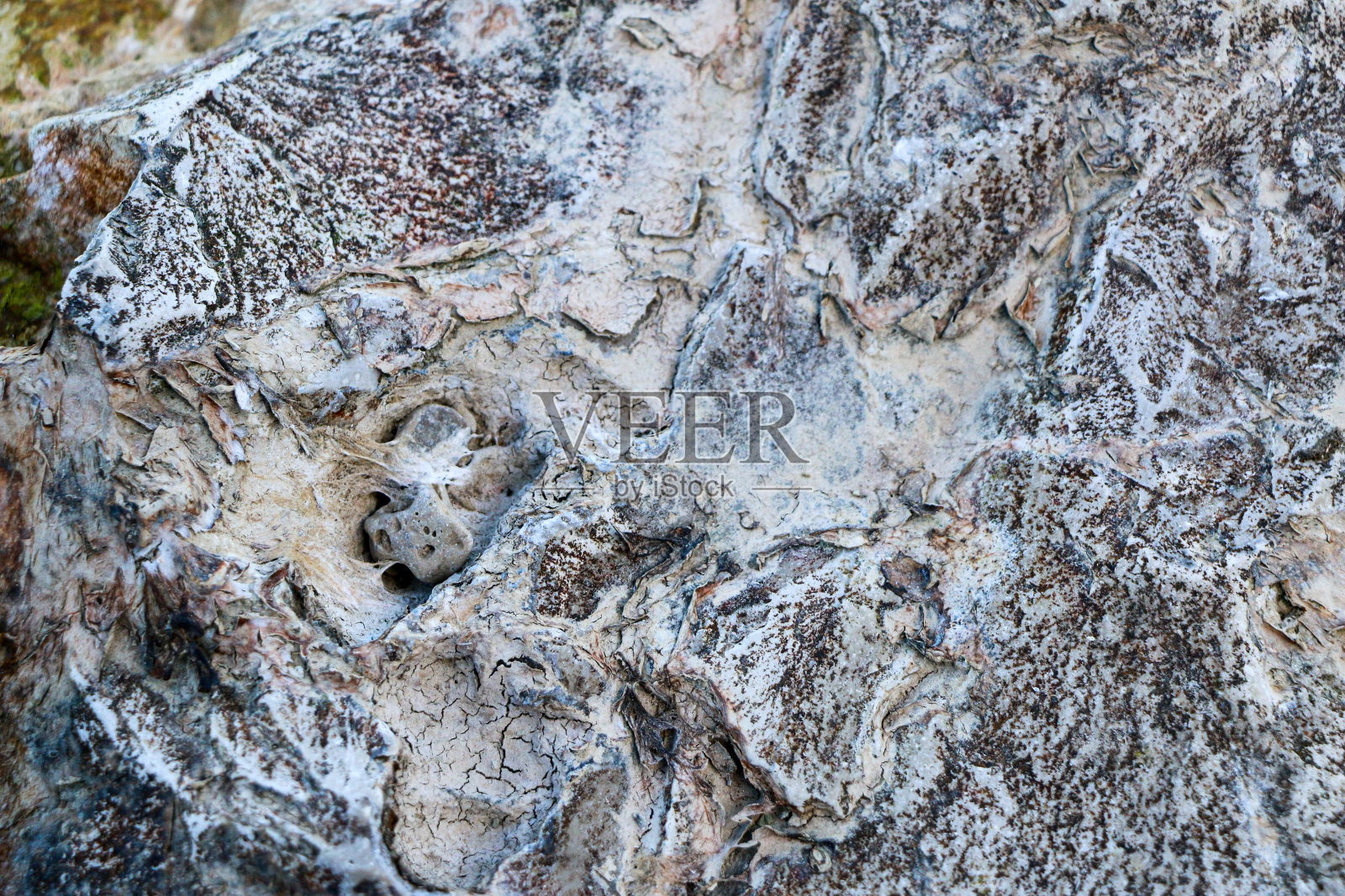 山石纹理层间有石膏、彩色石英、粘土、砂石等多种矿石层，具有不同的纹理、颜色和密度，在石膏矿采石场中。照片摄影图片