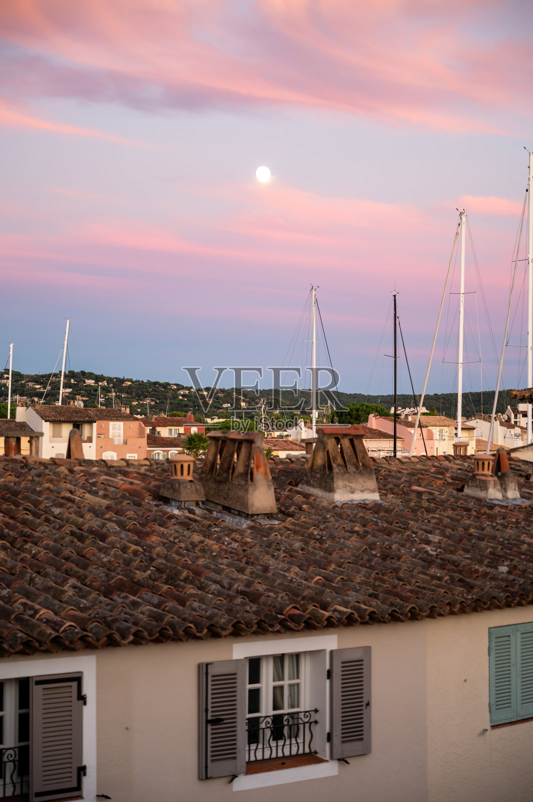 法国普罗旺斯瓦格里莫德港的房屋、屋顶、运河和船只照片摄影图片