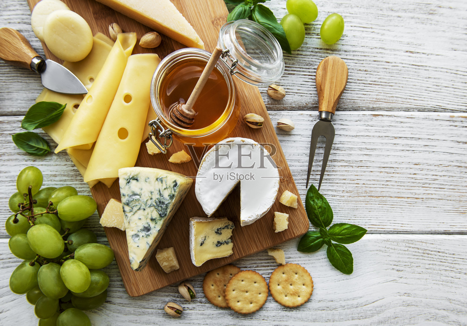 各种各样的奶酪在白色的木头背景上照片摄影图片