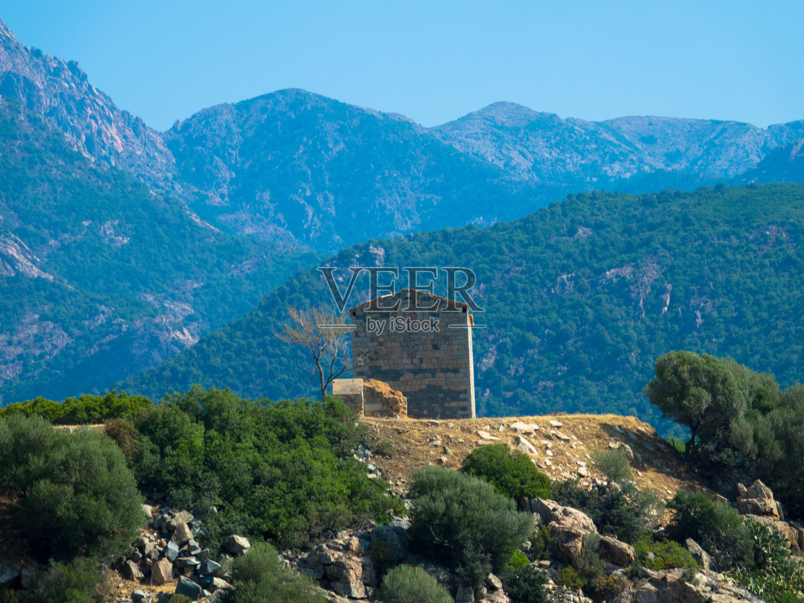 山上的废弃房屋，背景是山景，靠近科西嘉岛阿雅克肖照片摄影图片