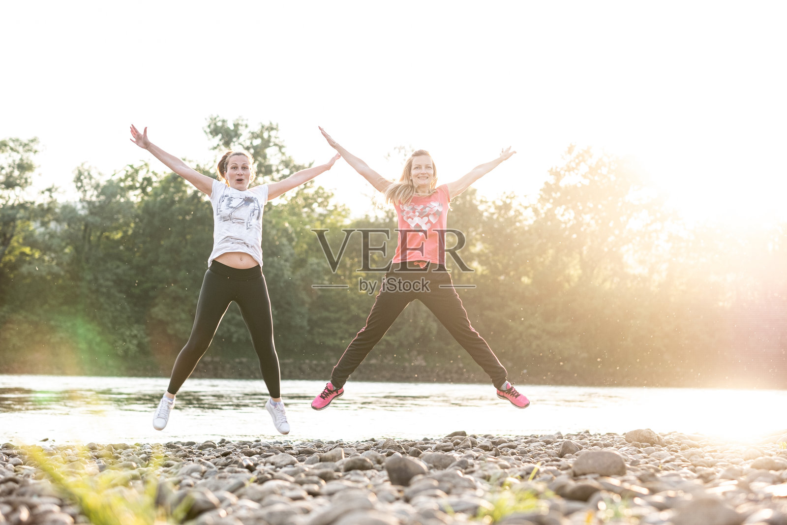 两个女人在户外蹦蹦跳跳照片摄影图片