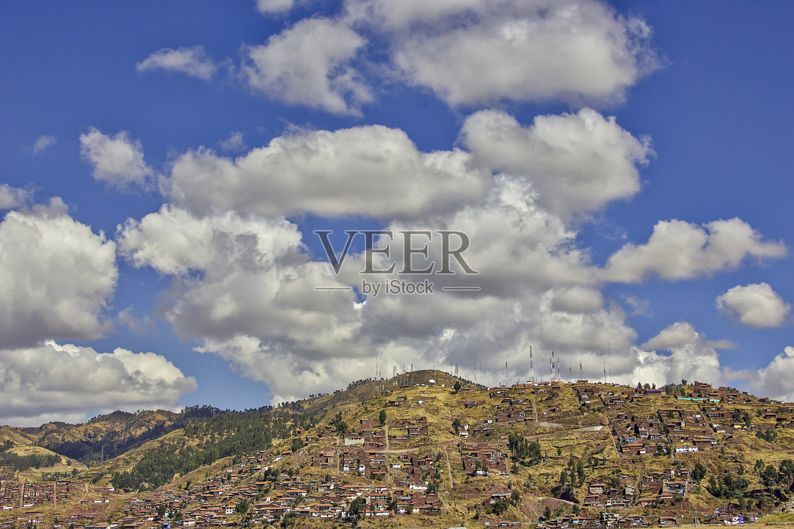 有房子和许多天线的山的观点照片摄影图片