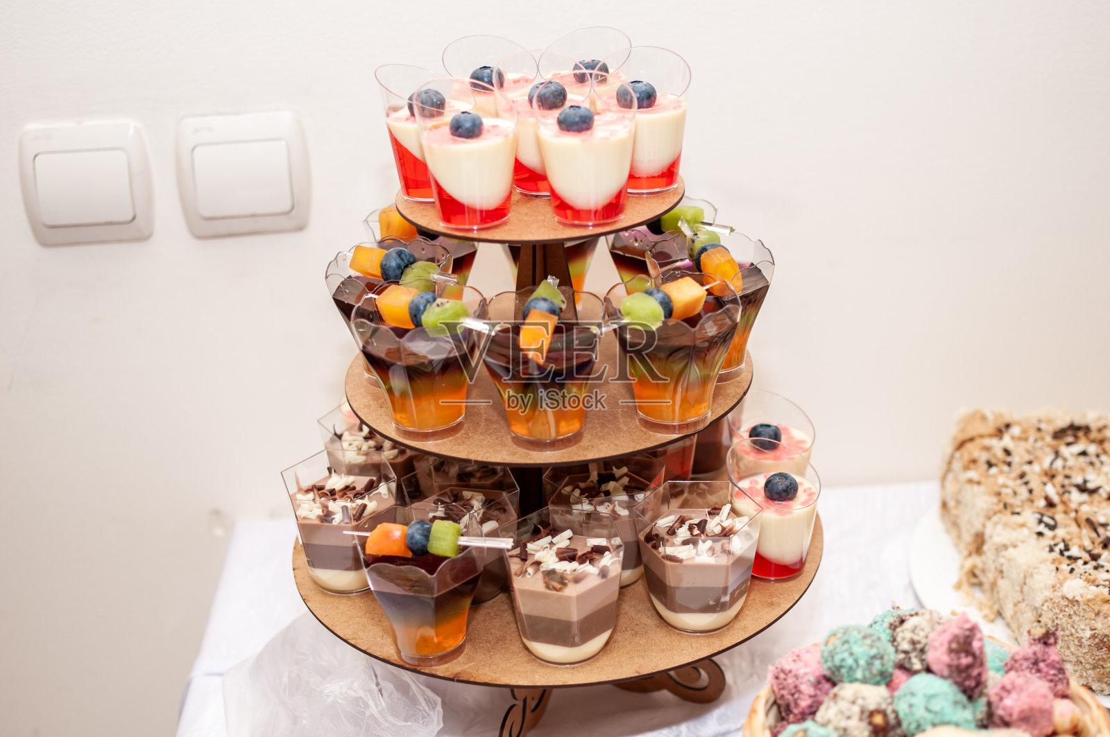 婚礼自助餐上的甜蛋糕。餐饮照片摄影图片