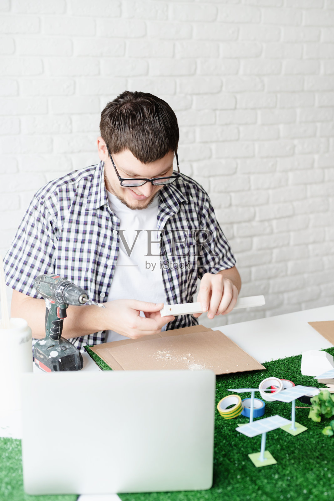 一个年轻人在网上教制作可再生能源假人照片摄影图片