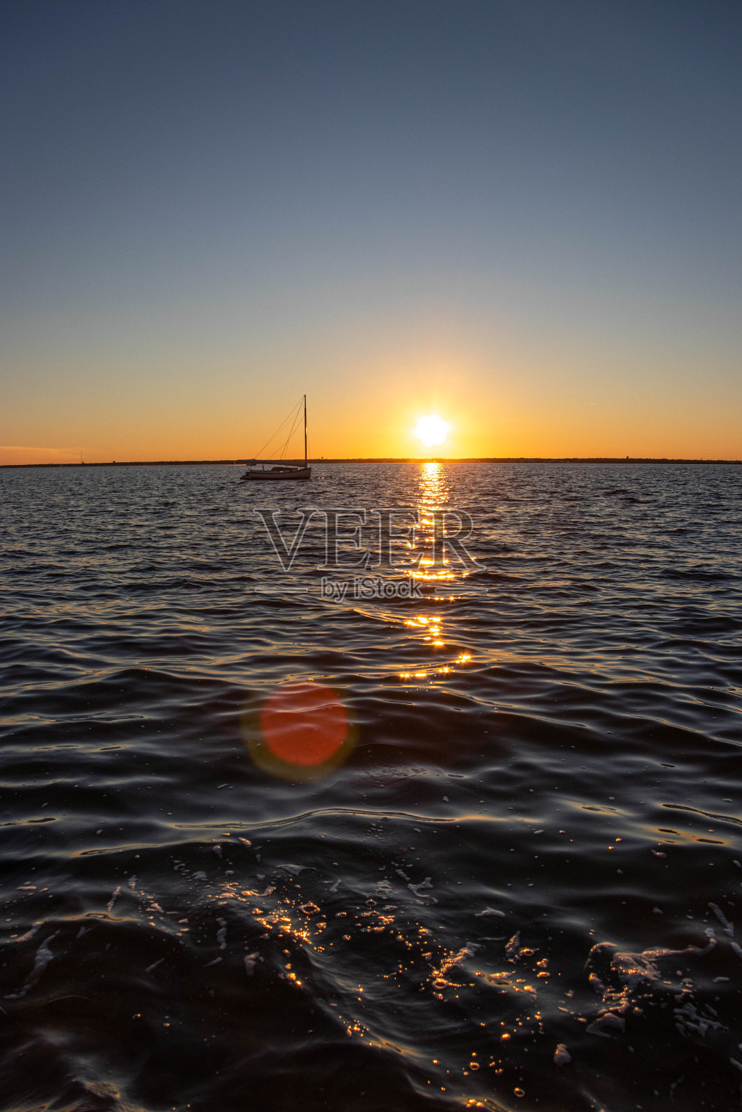 帆船在日落时分照片摄影图片