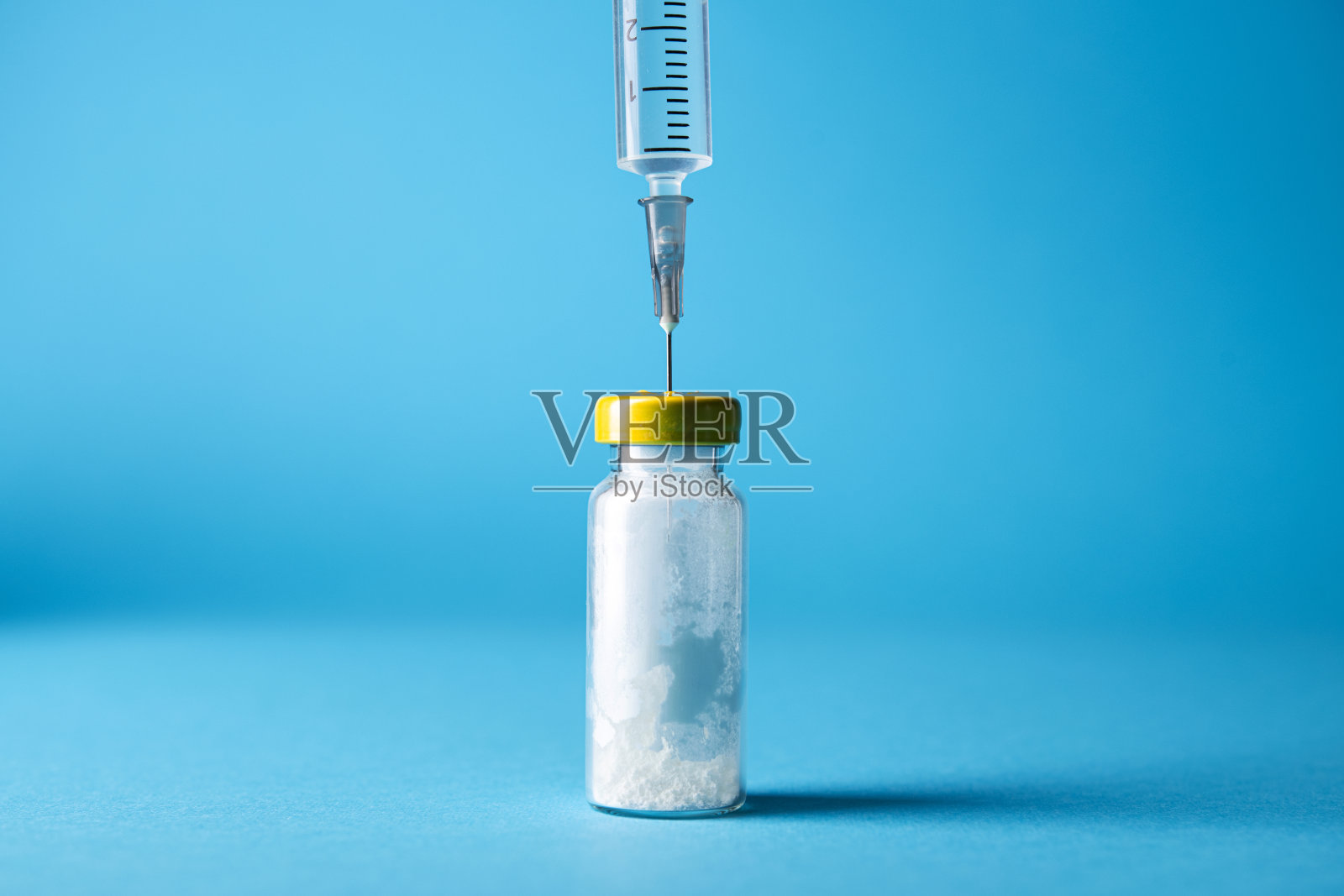 冠状病毒疫苗瓶及注射用注射器照片摄影图片