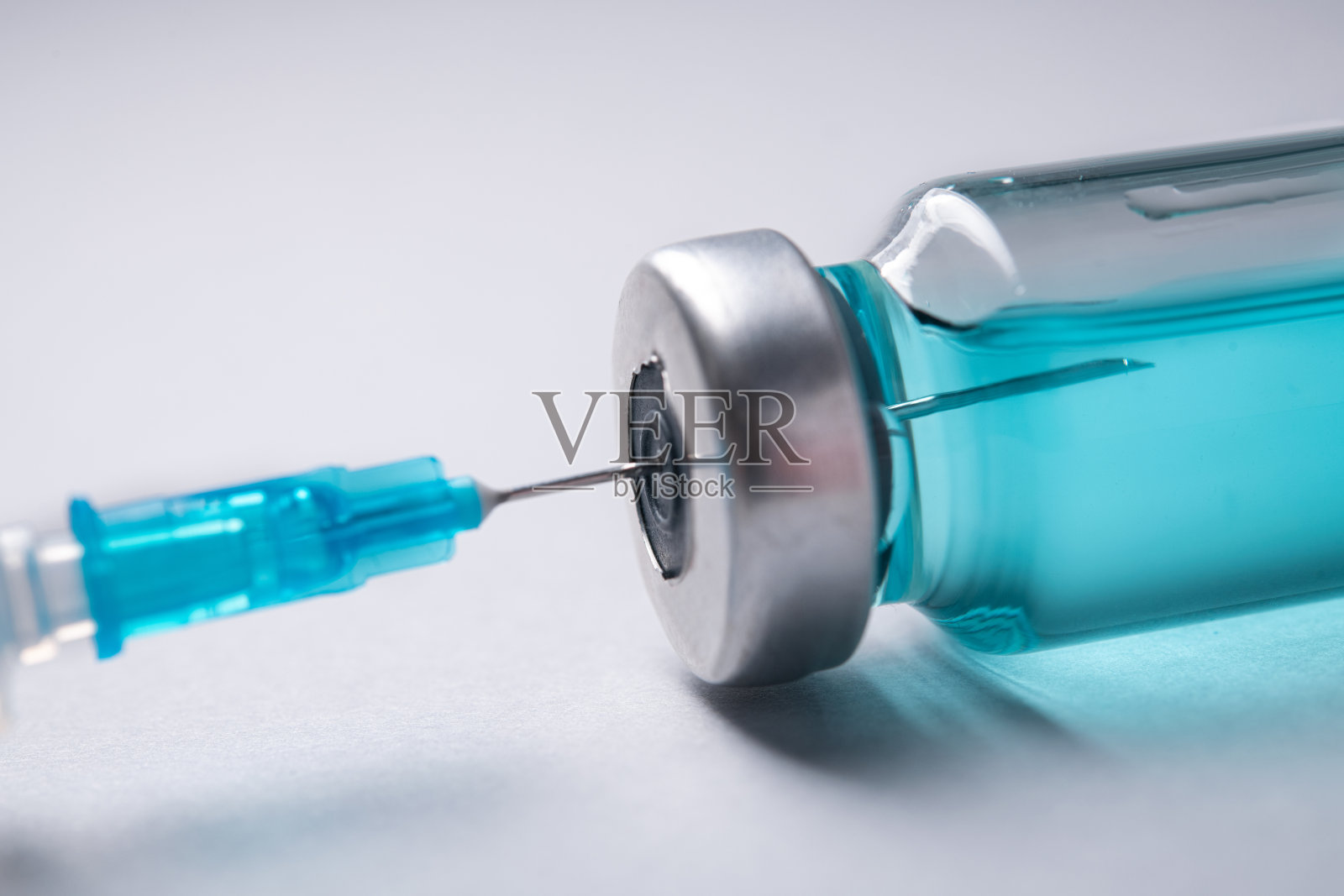 带有冠状病毒药物的玻璃瓶特写照片摄影图片