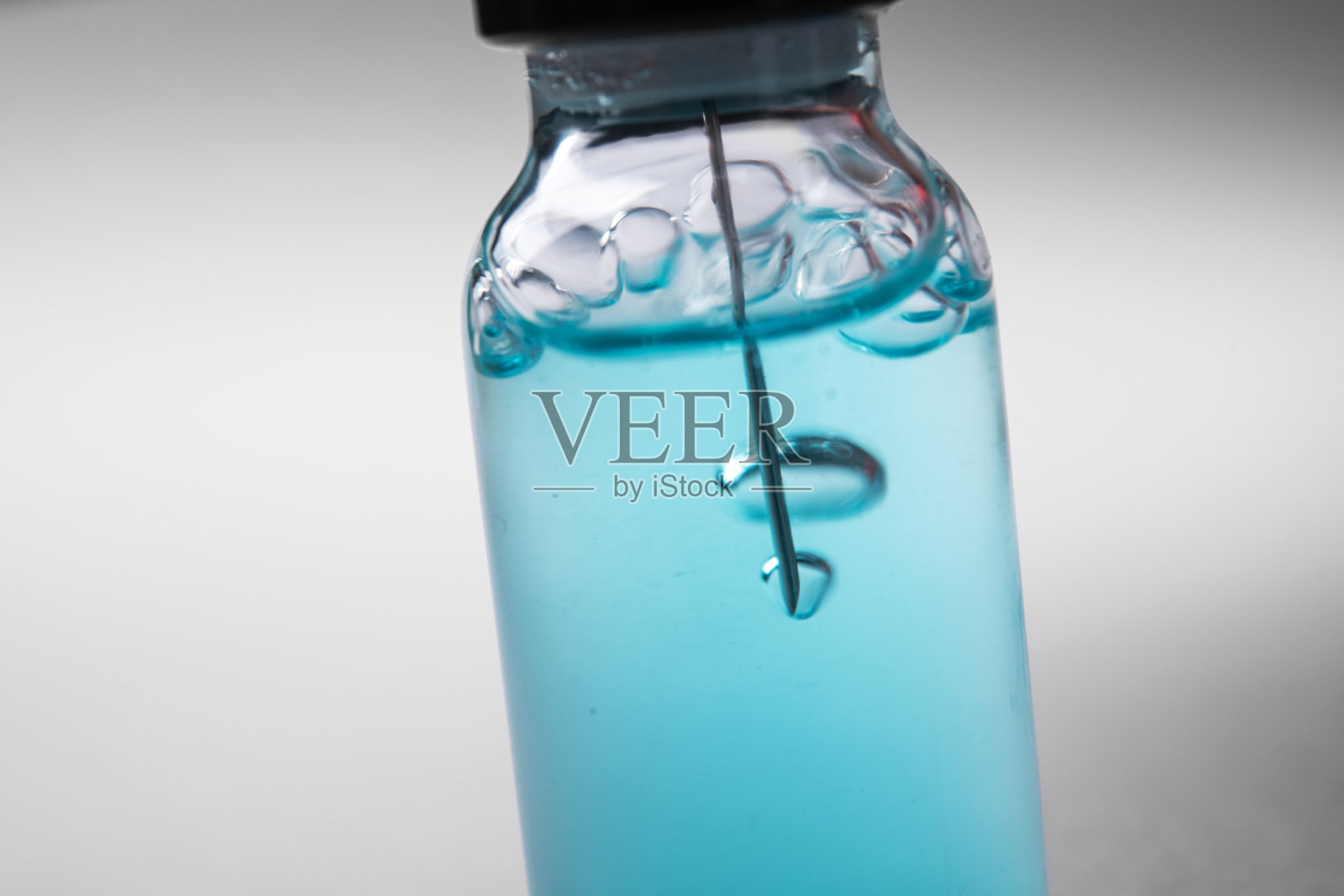 带有冠状病毒药物的玻璃瓶特写照片摄影图片