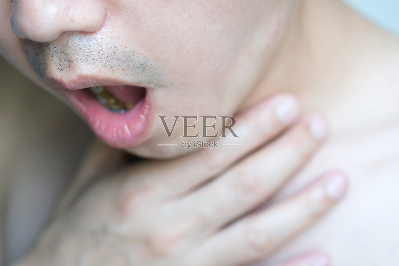 男性咳嗽、男性胃酸反流病恶心呕吐以白色为背景的健康与医学概念照片摄影图片