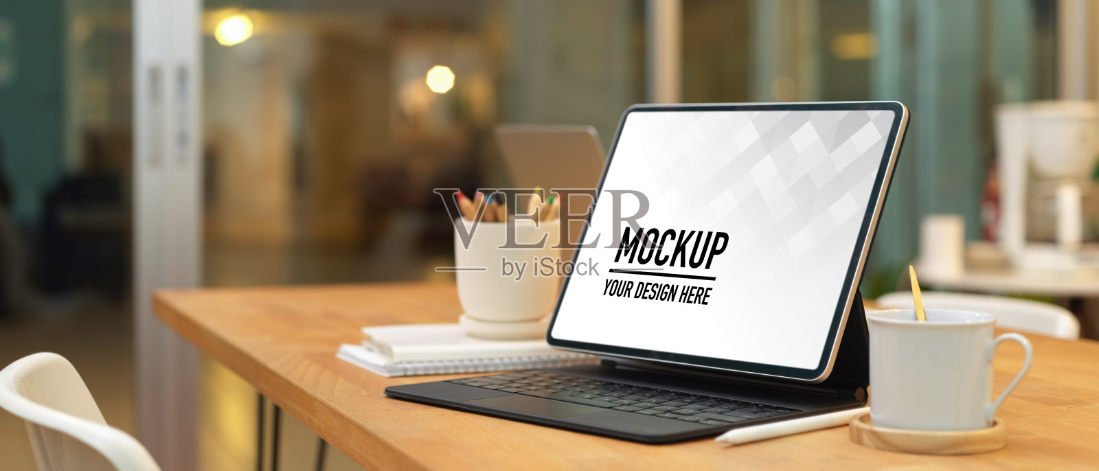 在办公室里用笔记本电脑和办公用品拍摄木制工作台照片摄影图片