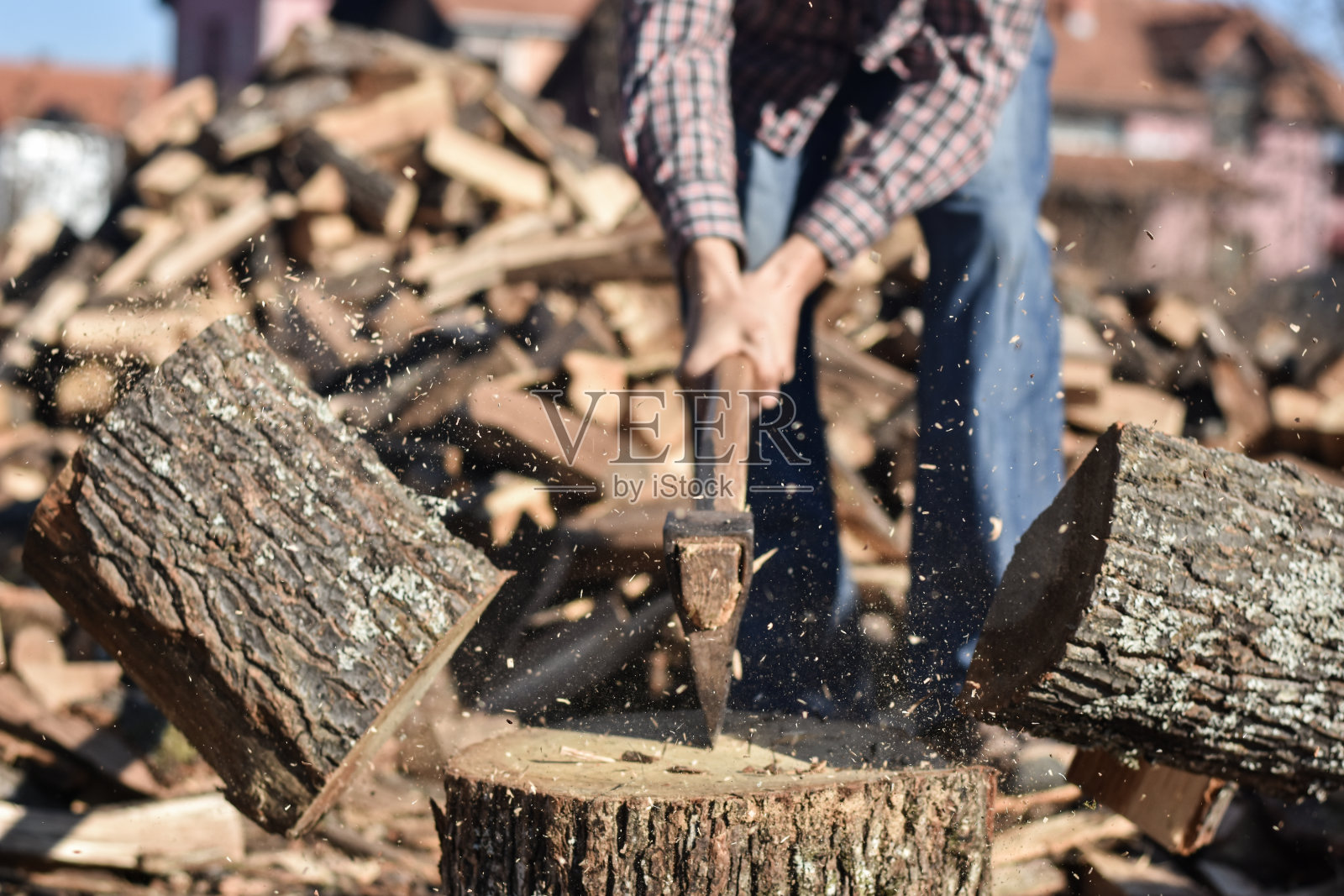 伐木工人砍木头照片摄影图片