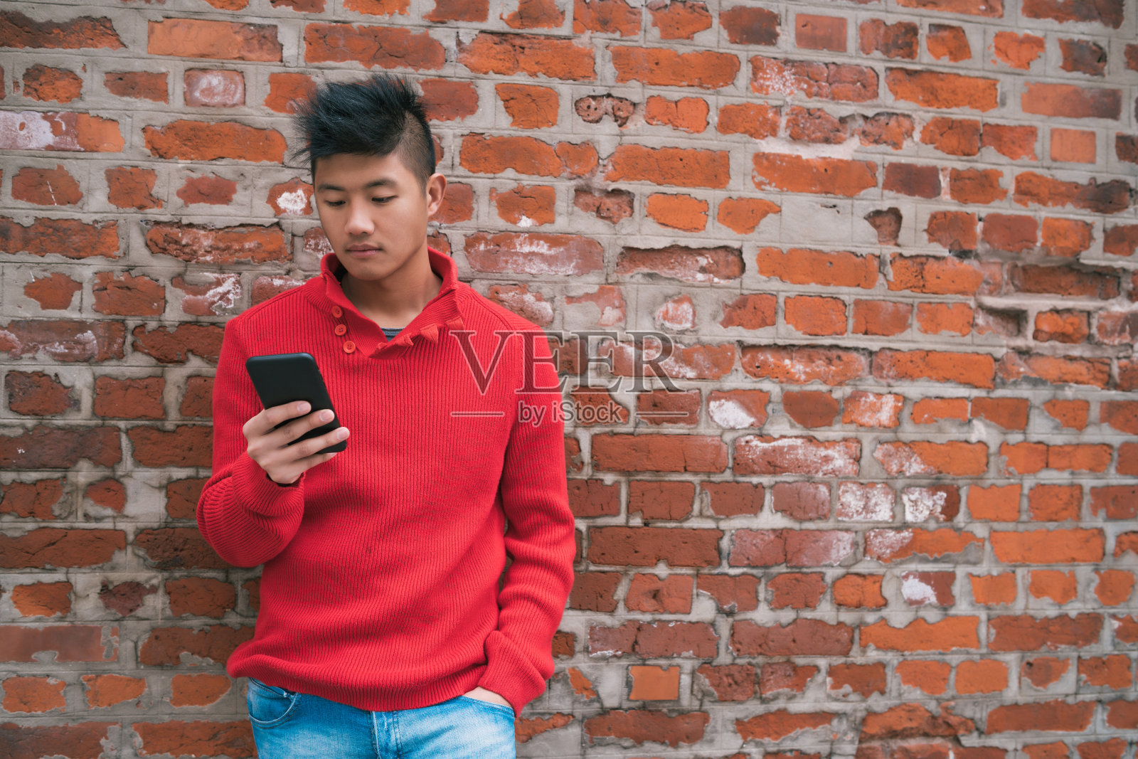 一名男子正在使用手机。照片摄影图片