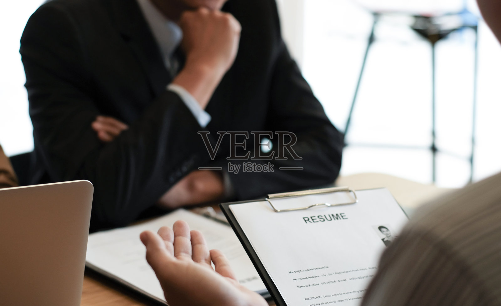 商务和人力资源概念办公室的考官在读一份简历照片摄影图片