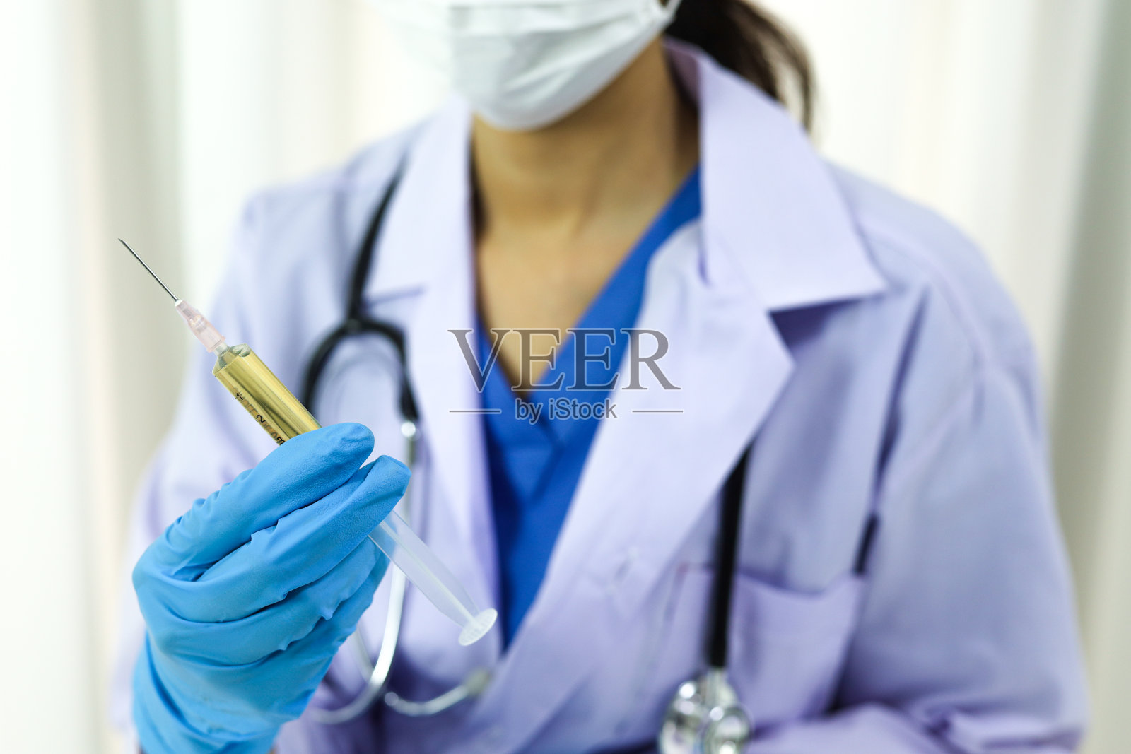 新型冠状病毒感染的手持注射器和疫苗治疗。照片摄影图片