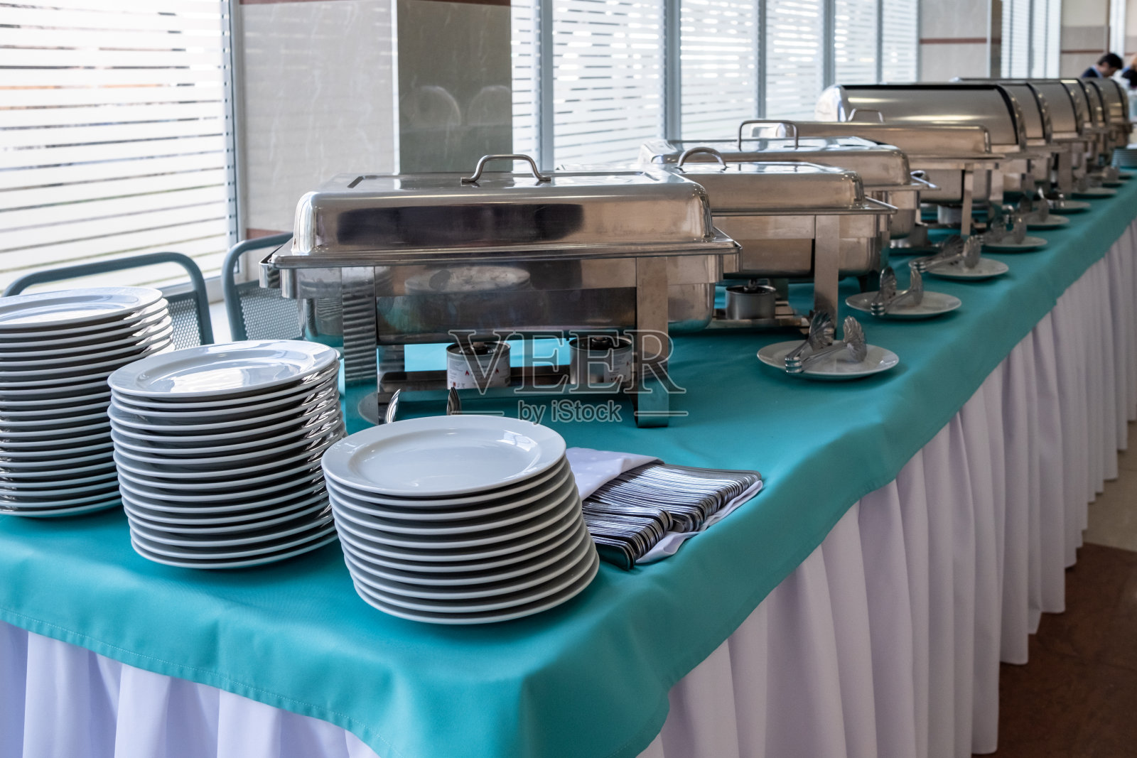 餐桌上的厨房设备，用于美食宴会或其他服务活动。照片摄影图片