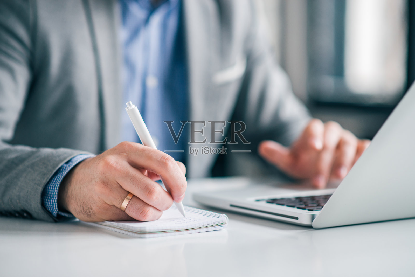 商业策划工作，在办公室写笔记。照片摄影图片