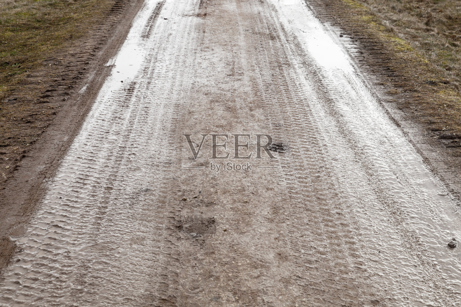 潮湿的乡村道路透视与轮胎痕迹照片摄影图片