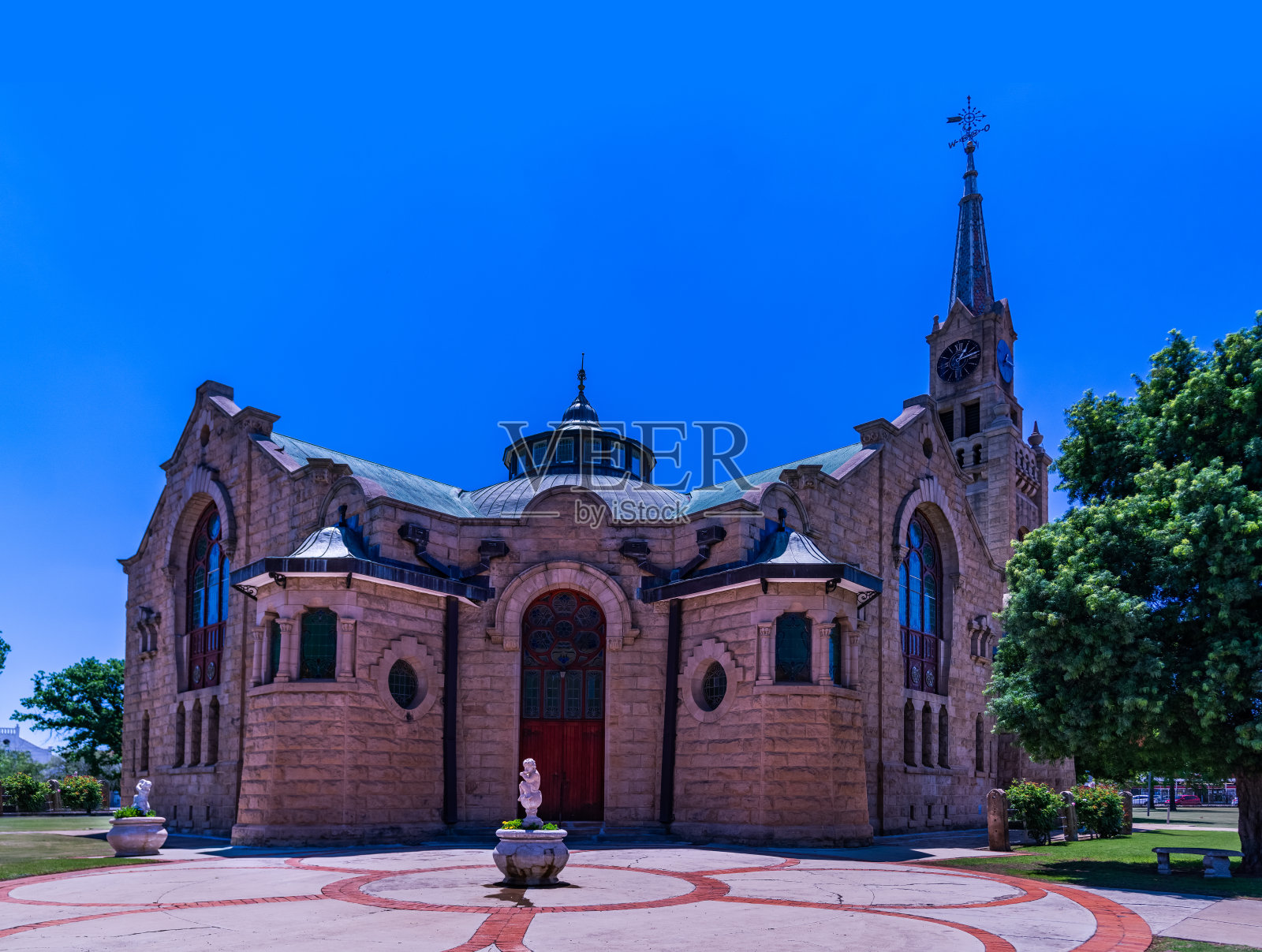 南非克朗斯塔德自由州NG Moerdergemeente教堂花园入口照片摄影图片